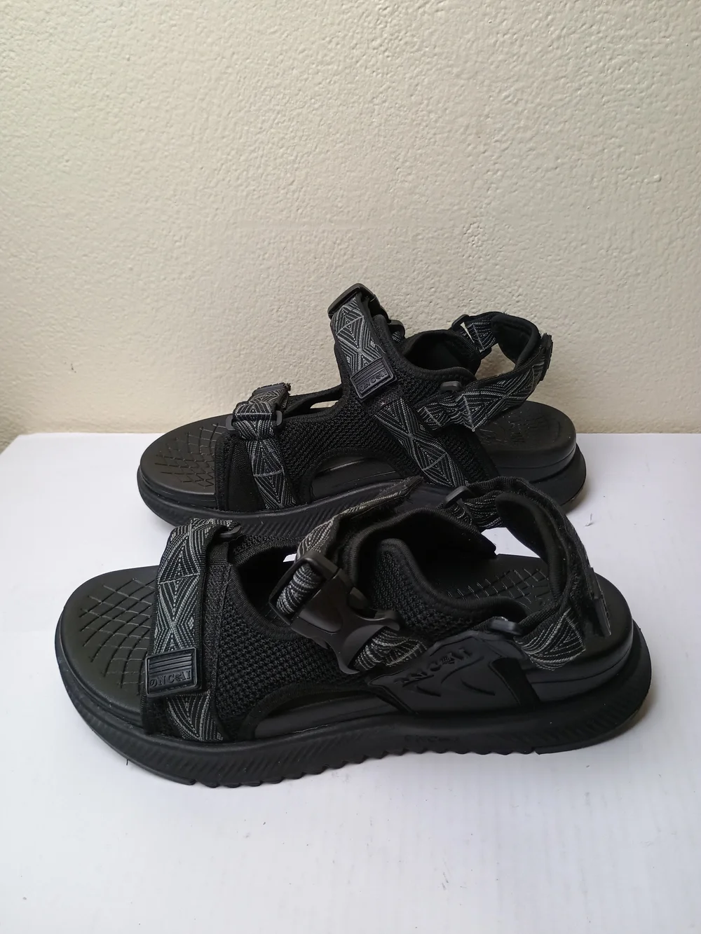 Oncai Men's 9 Black Hiking Sandals with Arch Support Adjustable Straps Outdoor